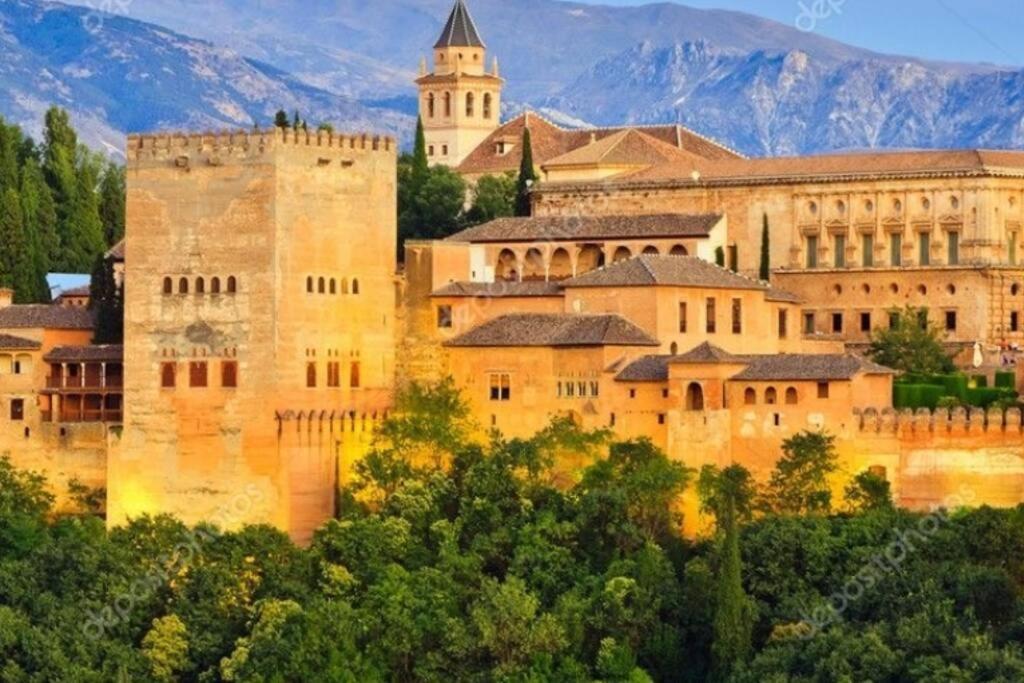 Center House Near By Historical Heritage Granada
